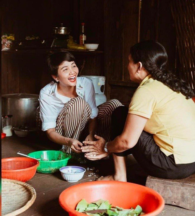 Hoa hậu H'Hen Niê ứa nước miếng, thấy &quot;sướng và đã&quot; khi khoe mâm cơm đãi khách ở quê - Ảnh 7.