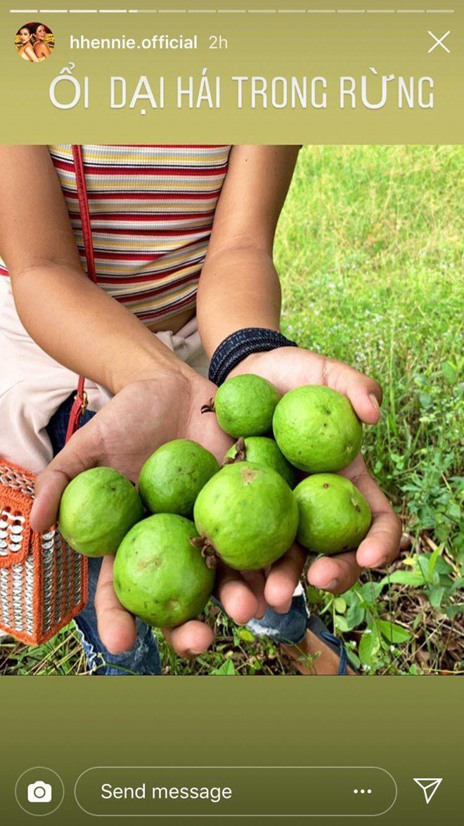 Hoa hậu H'Hen Niê ứa nước miếng, thấy &quot;sướng và đã&quot; khi khoe mâm cơm đãi khách ở quê - Ảnh 16.