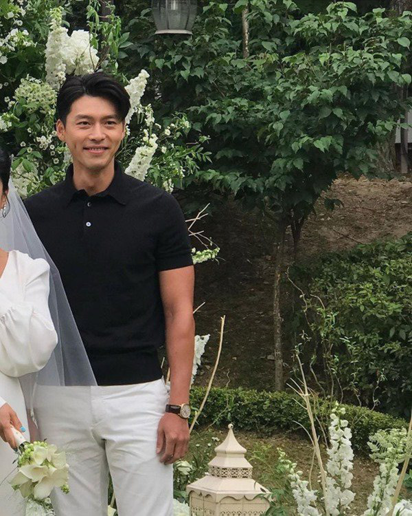 Đi đám cưới bạn thân, Hyun Bin &quot;đánh cắp&quot; sự chú ý vì nổi hơn cả cô dâu chú rể - Ảnh 2.