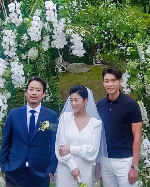 Đi đám cưới bạn thân, Hyun Bin &quot;đánh cắp&quot; sự chú ý vì nổi hơn cả cô dâu chú rể - Ảnh 3.