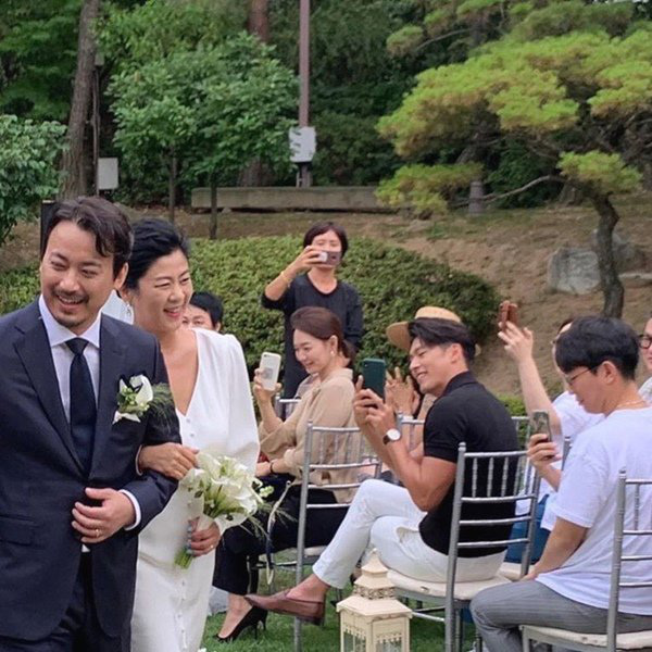 Đi đám cưới bạn thân, Hyun Bin &quot;đánh cắp&quot; sự chú ý vì nổi hơn cả cô dâu chú rể - Ảnh 5.