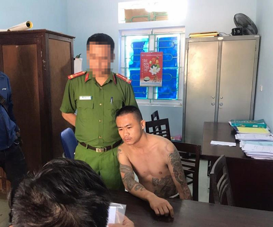 Bé trai 6 tuổi ở Hà Tĩnh bị &quot;con nghiện&quot; tấn công phải nhập viện cấp cứu - Ảnh 1.