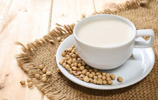 8 trường hợp không nên uống sữa đậu nành 
kẻo sức khỏe xuống dốc không phanh - Ảnh 1.