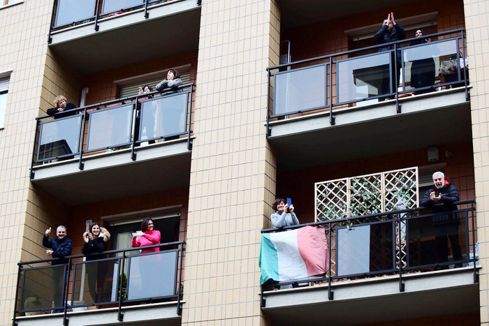 Những người hàng xóm Italy chuyện trò cùng nhau ngoài ban công