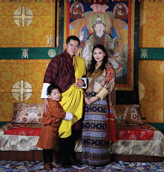 Hoàng hậu &quot;thường dân&quot; Bhutan sinh con thứ 2, thông báo của nhà vua khiến người dân bất ngờ - Ảnh 1.