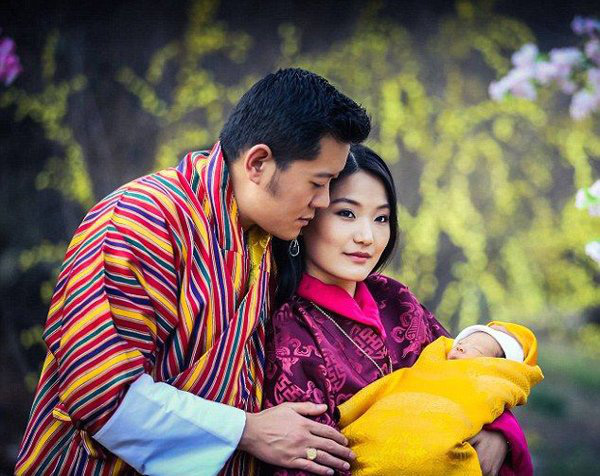 Hoàng hậu &quot;thường dân&quot; Bhutan sinh con thứ 2, thông báo của nhà vua khiến người dân bất ngờ - Ảnh 3.