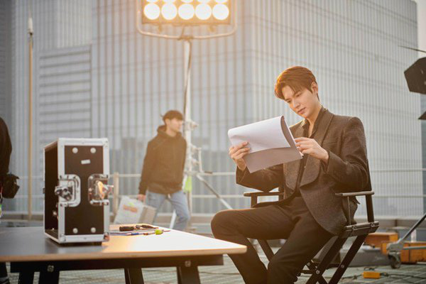 Lee Min Ho khoe vẻ điển trai nhưng sống mũi &quot;chọc thủng vạn vật&quot; mới đáng bàn - Ảnh 7.