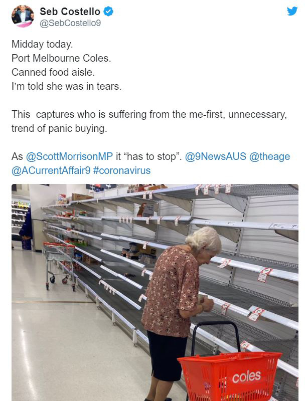 Cụ bà Australia bật khóc trước kệ siêu thị trống trơn - Ảnh 2.