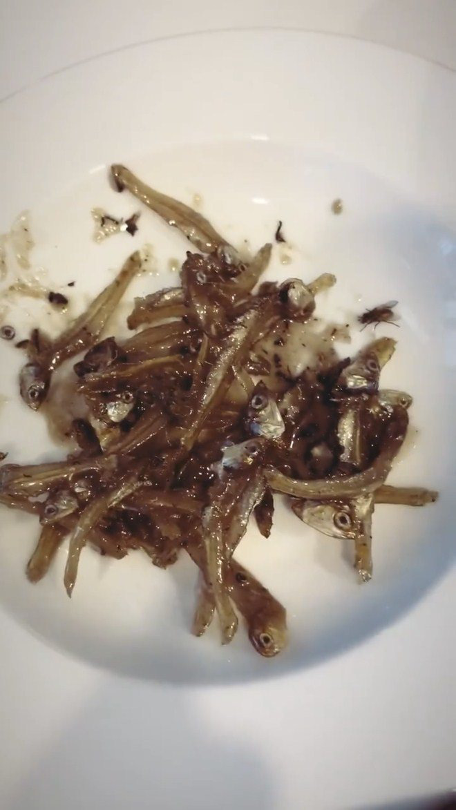 Ngọc Trinh khoe cảnh ăn cá khô, fan phát hiện con ruồi lù lù trên đĩa - Ảnh 5.