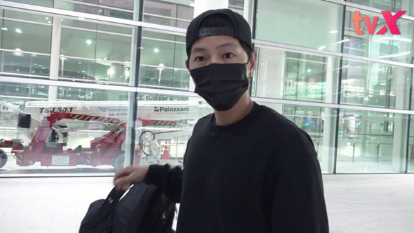 Vừa xuống sân bay Hàn Quốc, Song Joong Ki cùng ê-kíp 100 người sẽ phải cách ly 14 ngày - Ảnh 2.
