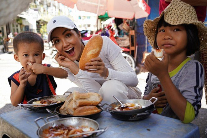 Hoa hậu H'Hen Niê dành một ngày ăn bánh mì khắp Sài Gòn và lý do xúc động phía sau - Ảnh 2.