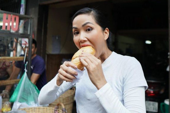 Hoa hậu H'Hen Niê dành một ngày ăn bánh mì khắp Sài Gòn và lý do xúc động phía sau - Ảnh 4.