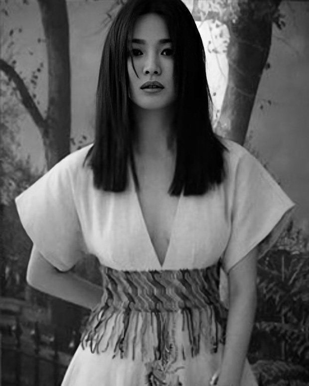 Thoát khỏi hình tượng &quot;ngọc nữ&quot;, Song Hye Kyo mặc váy xẻ ngực sâu quyến rũ - Ảnh 2.