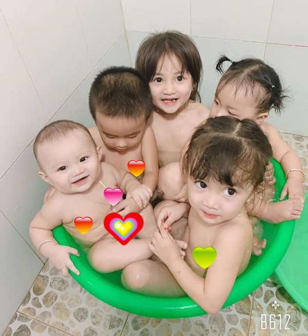 Mẹ 9X hút sự chú ý khắp MXH với khoảnh khắc cho 5 em bé tắm chung một chiếc chậu - Ảnh 1.