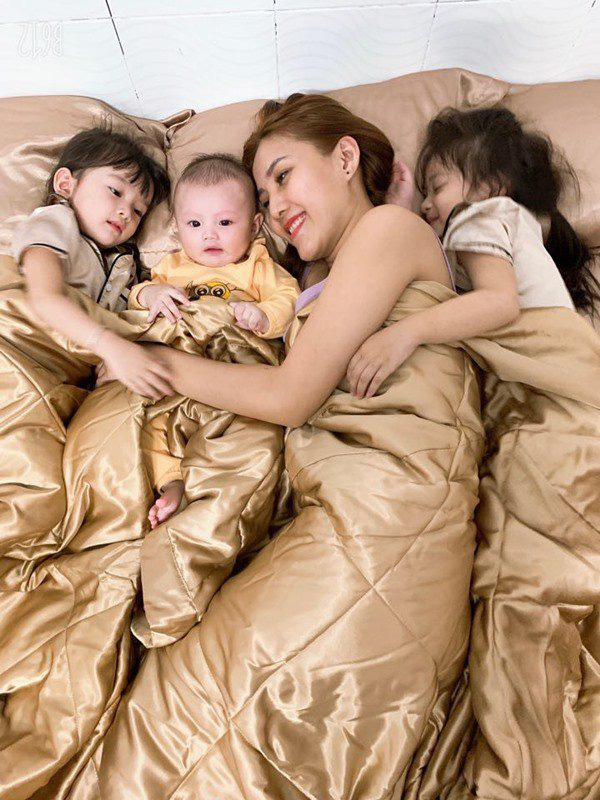 Mẹ 9X hút sự chú ý khắp MXH với khoảnh khắc cho 5 em bé tắm chung một chiếc chậu - Ảnh 4.