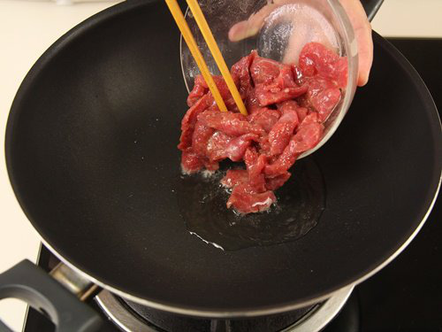 Xào thịt bò nên để dầu nóng hay lạnh, nhiều người làm sai bảo sao thịt dai lại dính chảo - Ảnh 3.