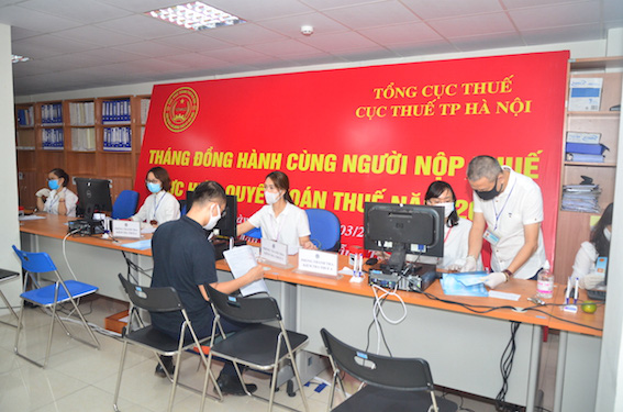 Nhờ đẩy mạnh kênh trực tuyến chống dịch Covid 19, Hà Nội đã tiếp nhận 98% hồ sơ quyết toán thuế TNCN năm 2019 - Ảnh 1.