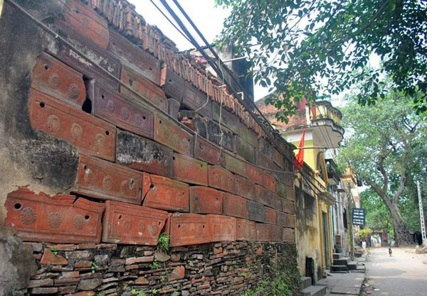 Kỳ diệu thay ngôi làng cổ độc đáo ở Việt Nam,  xây tường bằng tiểu sành, không cần vôi vữa - Ảnh 2.