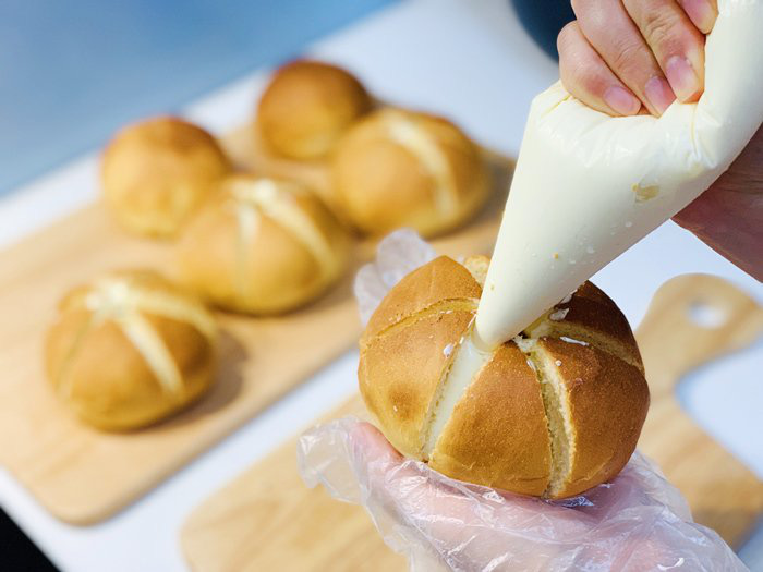 Học 8X làm bánh mì bơ tỏi sốt phô mai đình đám phiên bản nồi chiên không dầu - Ảnh 5.