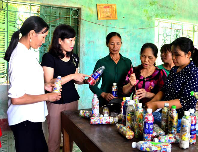 Phụ nữ Chiêm Hoá – Tuyên Quang: Chế rác thải nhựa thành viên gạch xây bồn hoa, tường rào  - Ảnh 1.