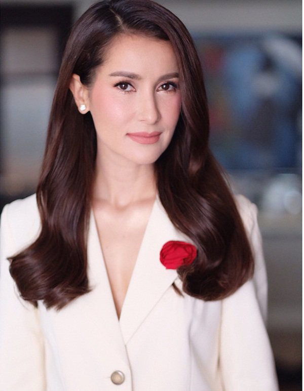 Showbiz châu Á chống dịch: Mỹ nhân đẹp nhất Philippines ở nhà ôm con, sao Thái bán hàng online - Ảnh 6.