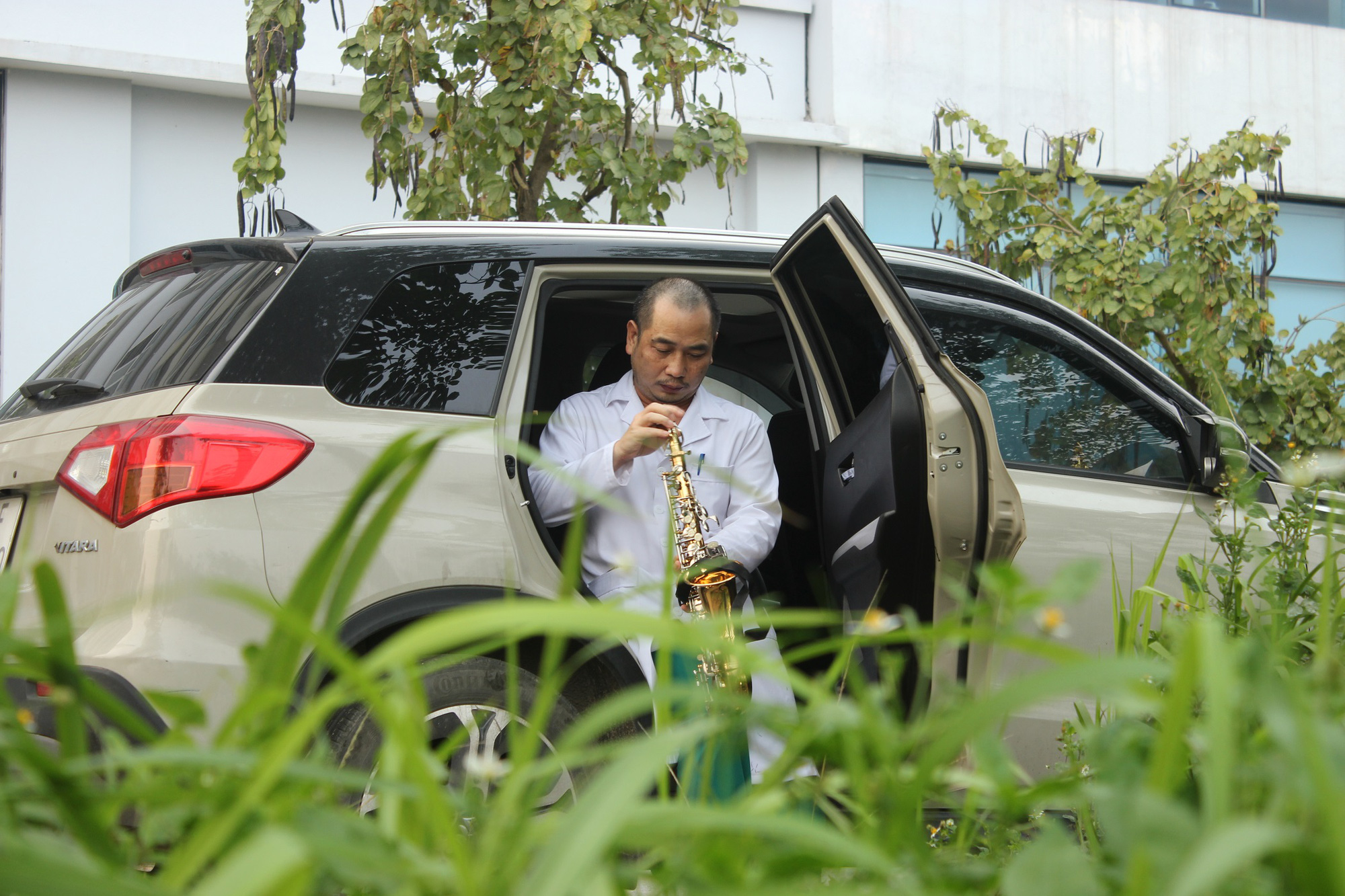 Sau giờ làm việc, bác sĩ Nguyễn Trung Cấp lại ra cánh đồng hoa gần đó hát và học thổi kèn để thư dãn