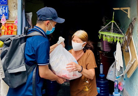 Những món quà mang nhiều ý nghĩa được trao tận tay người có hoàn cảnh khó khăn trong đại dịch Covid-19