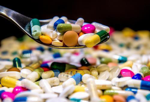 Bộ Y tế cấm xuất khẩu thuốc điều trị COVID-19 - Ảnh 1.