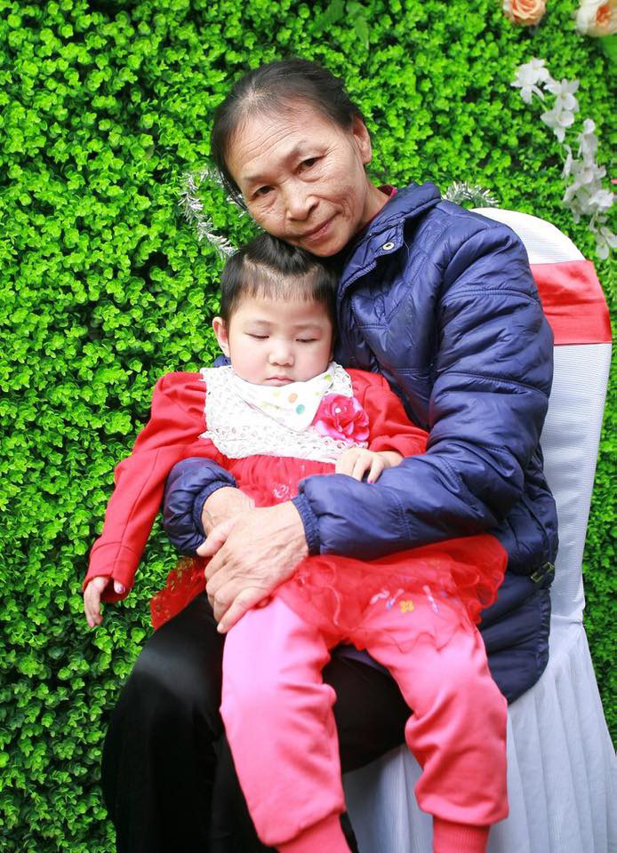 Hình ảnh trắng trẻo, bụ bẫm của bé gái Lào Cai sau 4 năm được mẹ 9X xinh đẹp nuôi - Ảnh 12.