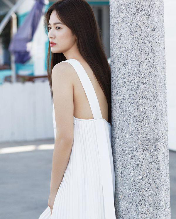 Diện váy ngắn tối giản với dép lê, Song Hye Kyo vẫn toát lên thần thái ngời ngời - Ảnh 2.