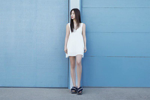 Diện váy ngắn tối giản với dép lê, Song Hye Kyo vẫn toát lên thần thái ngời ngời - Ảnh 3.