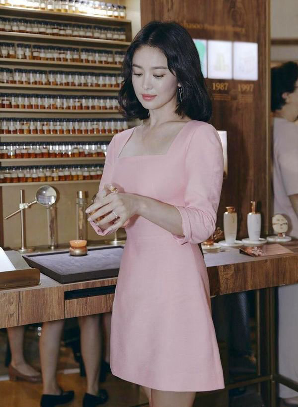 Diện váy ngắn tối giản với dép lê, Song Hye Kyo vẫn toát lên thần thái ngời ngời - Ảnh 11.
