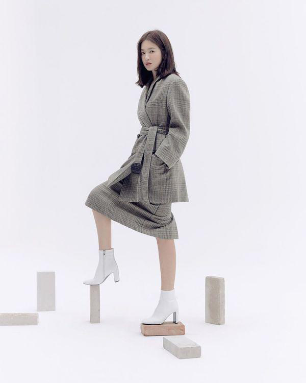 Diện váy ngắn tối giản với dép lê, Song Hye Kyo vẫn toát lên thần thái ngời ngời - Ảnh 18.