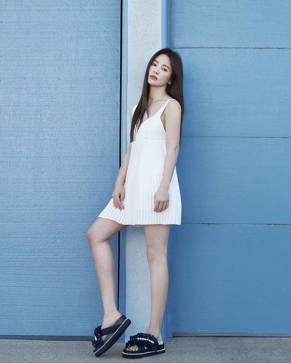 Diện váy ngắn tối giản với dép lê, Song Hye Kyo vẫn toát lên thần thái ngời ngời - Ảnh 1.