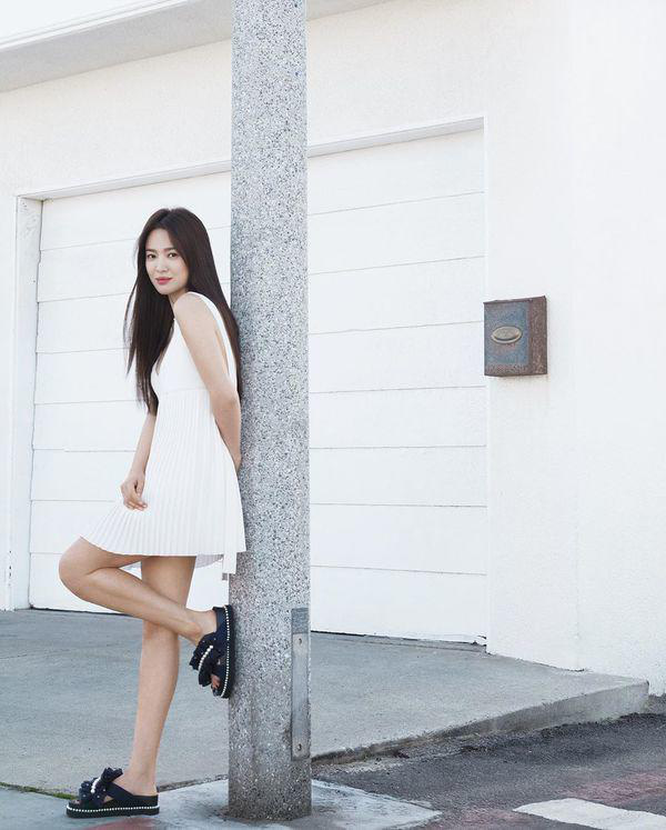 Diện váy ngắn tối giản với dép lê, Song Hye Kyo vẫn toát lên thần thái ngời ngời - Ảnh 4.