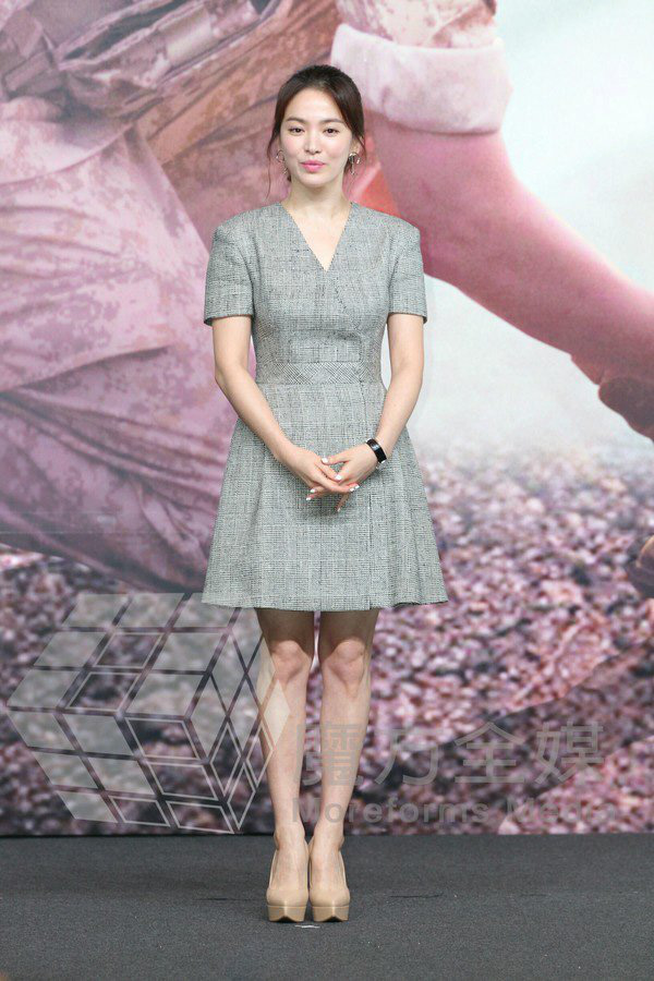 Diện váy ngắn tối giản với dép lê, Song Hye Kyo vẫn toát lên thần thái ngời ngời - Ảnh 22.