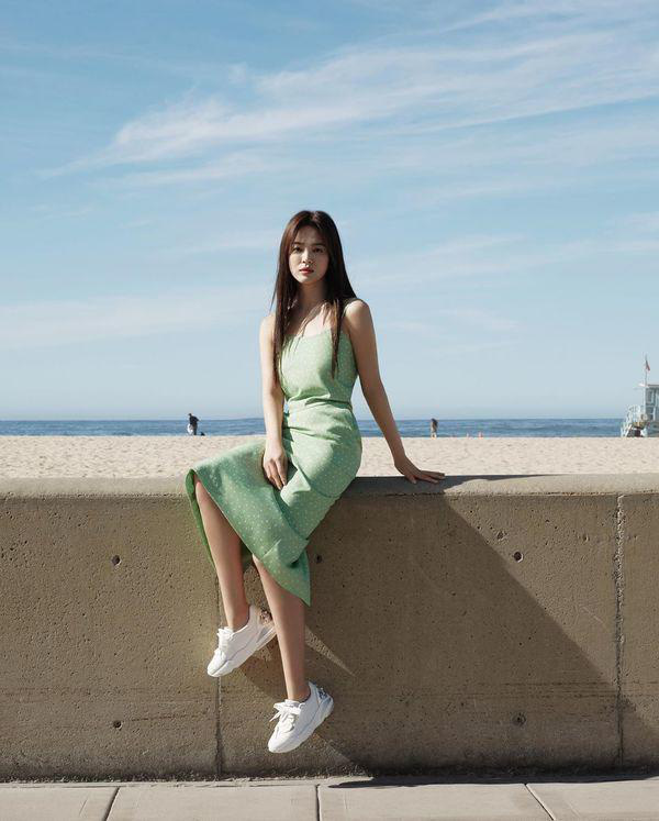 Diện váy ngắn tối giản với dép lê, Song Hye Kyo vẫn toát lên thần thái ngời ngời - Ảnh 7.