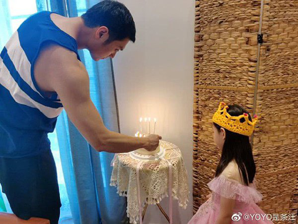 Lâu không xuất hiện, con gái Hoa hậu Trung Quốc đẹp nhất thế giới 5 tuổi, đáng yêu như công chúa - Ảnh 2.