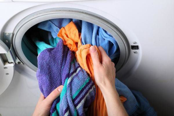 Những sai lầm khi dùng khiến máy giặt &quot;ngốn điện&quot; hơn cả điều hòa - Ảnh 2.