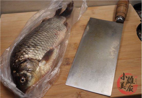 Đánh vảy cá đừng chỉ dùng dao, thêm một dụng cụ trong nhà sẽ nhanh, sạch không sợ đứt tay - Ảnh 2.