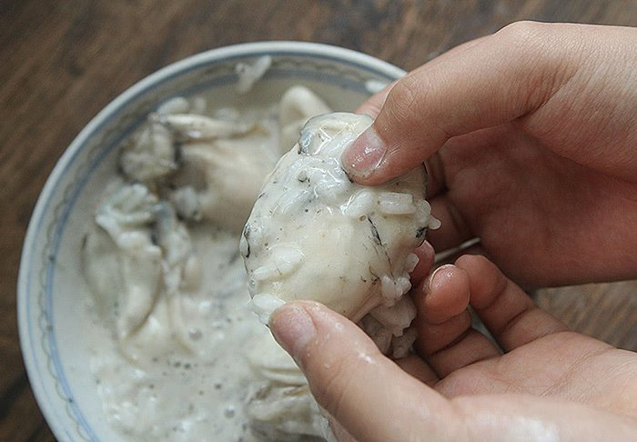 Khi rửa hàu, đừng chỉ dùng bột mì, thêm một nguyên liệu nữa đảm bảo sạch bong không vết bẩn - Ảnh 3.