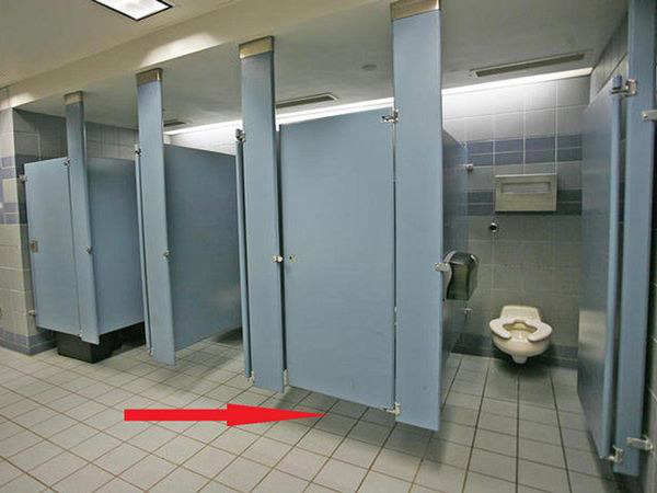 Vì sao cửa toilet công cộng luôn để hở? Lý do nói ra sẽ khiến bạn bất ngờ - Ảnh 3.