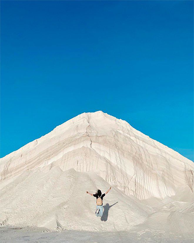 Cánh đồng muối trắng đẹp tựa núi tuyết ở Ninh Thuận trở thành điểm đến mới của giới trẻ - Ảnh 4.