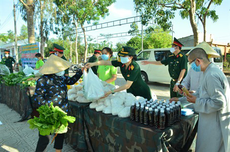 “Bông hoa thép” tỏa sáng trong cuộc chiến chống dịch Covid-19 - Ảnh 1.