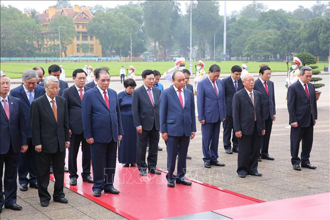 Lãnh đạo Đảng, Nhà nước viếng Lăng Bác nhân 45 năm Ngày thống nhất đất nước - Ảnh 2.