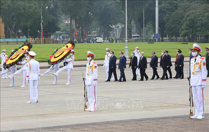 Lãnh đạo Đảng, Nhà nước viếng Lăng Bác nhân 45 năm Ngày thống nhất đất nước - Ảnh 1.