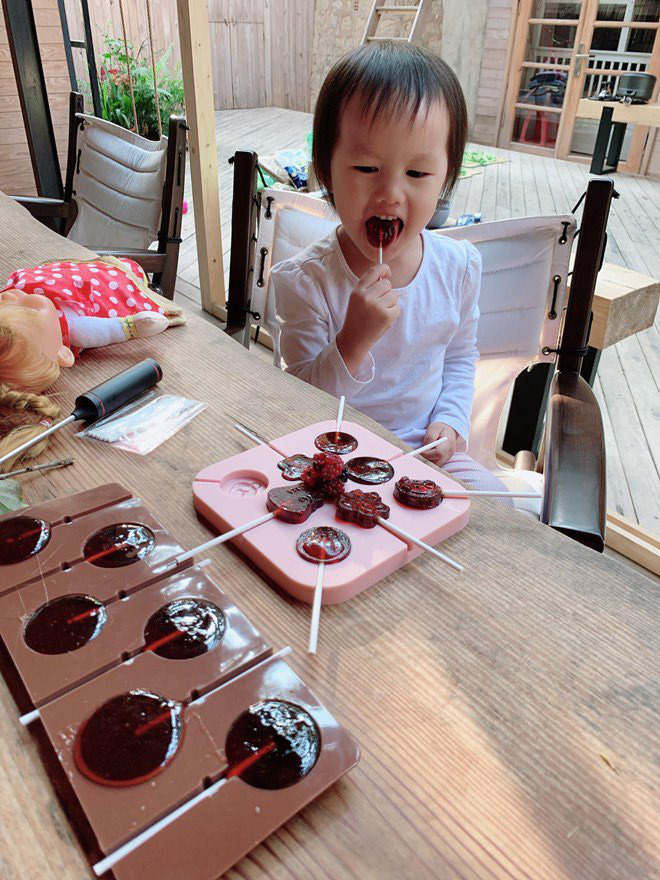 Chồng không thích cho con ăn kẹo, Phan Như Thảo vẫn tự làm kẹo mút thơm ngon cho con gái - Ảnh 10.