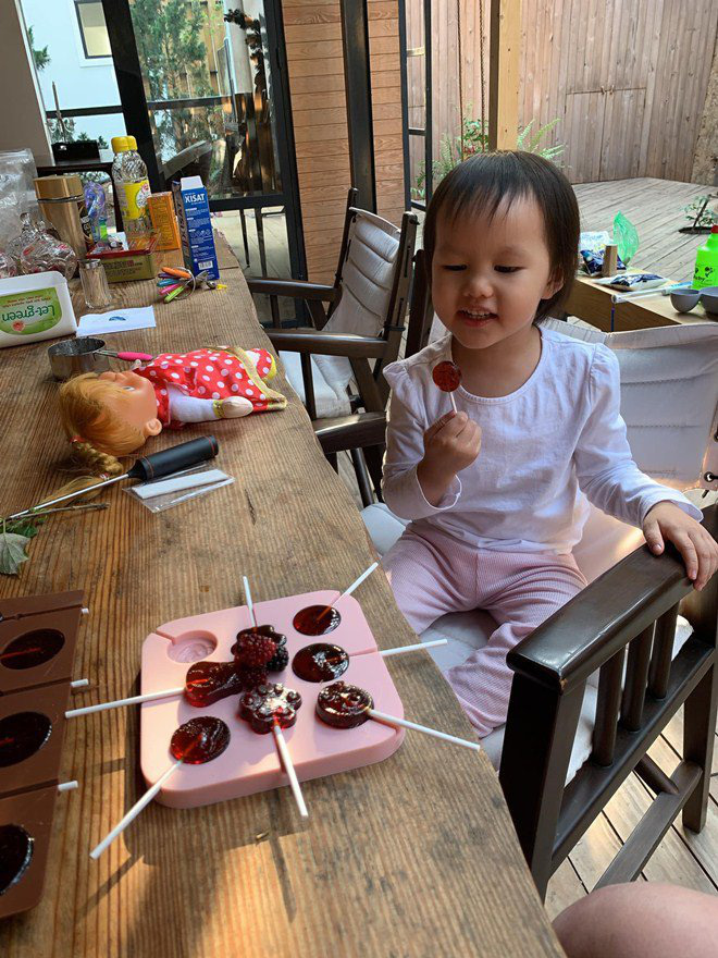 Chồng không thích cho con ăn kẹo, Phan Như Thảo vẫn tự làm kẹo mút thơm ngon cho con gái - Ảnh 2.