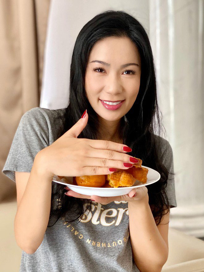 Cả showbiz hóa &quot;Master Chef&quot;, Trịnh Kim Chi làm bánh cháy thành than vẫn được chồng khen - Ảnh 1.