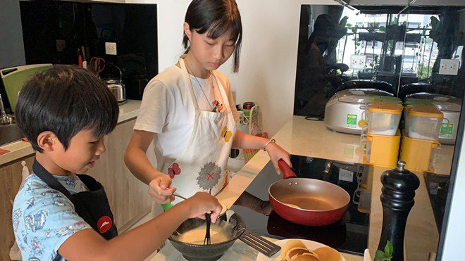 Cả showbiz hóa &quot;Master Chef&quot;, Trịnh Kim Chi làm bánh cháy thành than vẫn được chồng khen - Ảnh 8.